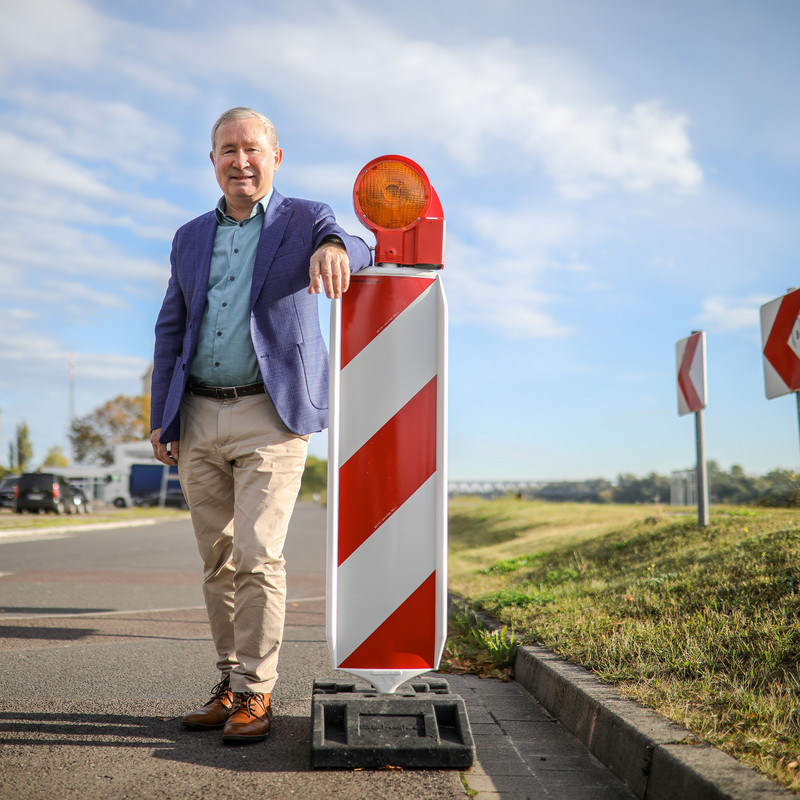 Das Bild zeigt Olaf Czogalla an einer Baustellenbake.