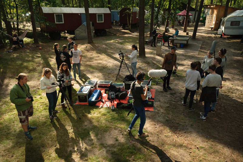 Das Bild zeigt Jugendliche im jugendfilmcamp Arendsee.