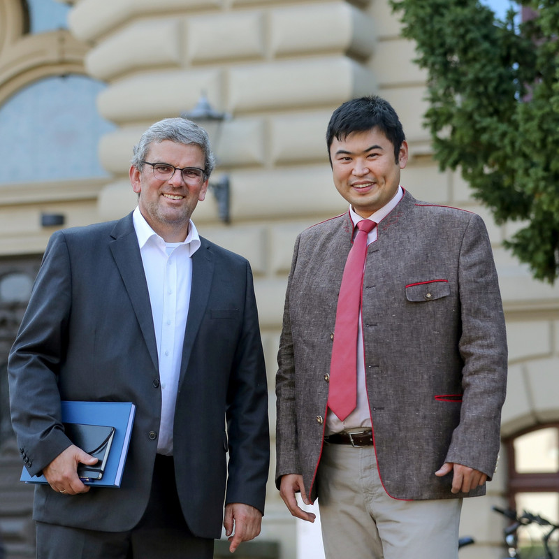 Das Bild zeigt Pro. Matthias Schnöll und Sen Wang.