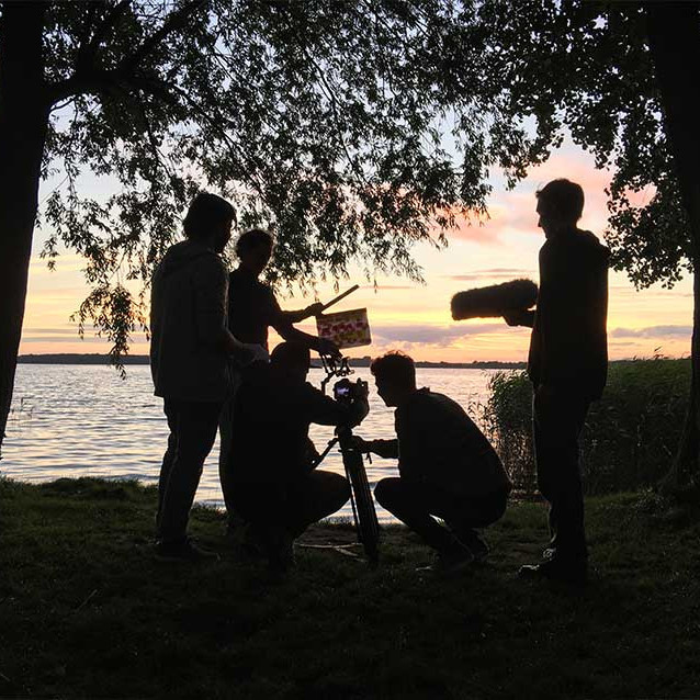 Das Bild zeigt Jugendliche im jugendfilmcamp Arendsee.
