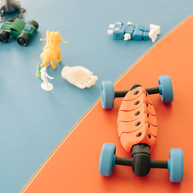Das Bild zeigt mit dem 3D-Drucker individuell gefertigtes Spielzeug von Tinker Toys.