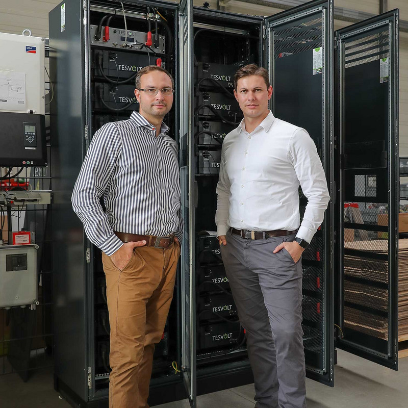 Das Bild zeigt die Gründer des Start-ups Tesvolt Daniel Hannemann und Simon Schandert.