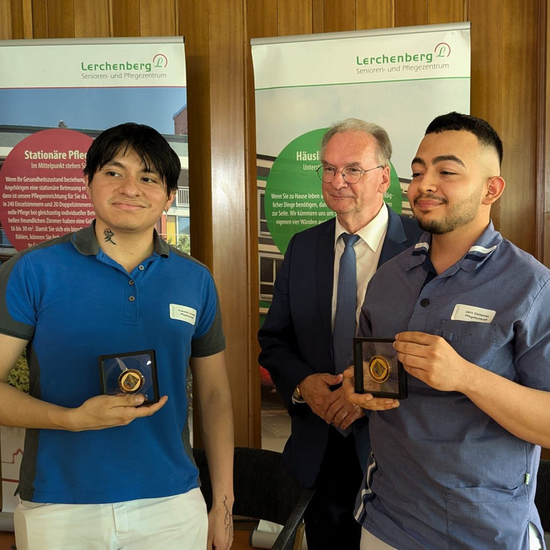 Zwei Pflegekräfte aus El Salvador erhalten von Ministerpräsident Dr. Reiner Haseloff die Ehrenmedaille.
